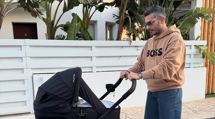 Άλκης Χρήστου: Η βόλτα με τον ενός μήνα γιο του [εικόνες]