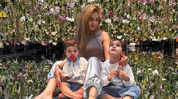 Μαρία Κορτζιά: Απαθανάτισε τους γιους της αγκαλιά μπροστά στο χριστουγεννιάτικο δέντρο