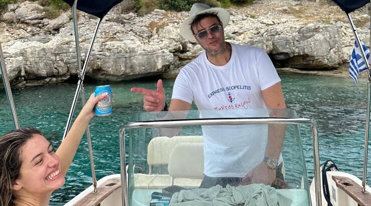 Λάμπης Λιβιεράτος: Διακοπές με τις κούκλες κόρες του, Δανάη και Νεφέλη [εικόνες]