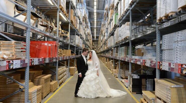 Ένα ζευγάρι παντρεύτηκε μέσα σε διεθνή εταιρεία επίπλων