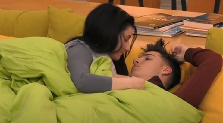 Τα ερωτικά πλάνα παικτών του "House of Fame" στον καναπέ του σπιτιού [βίντεο]