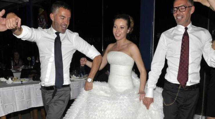 Οι Dsquared2 χορεύουν συρτάκι και καλαματιανό σε ελληνικό παραδοσιακό γάμο!