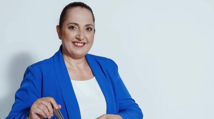 Η Χρύσω Λέφου φτιάχνει τις πιο νόστιμες χαλλουμωτές με ελιές [βίντεο]