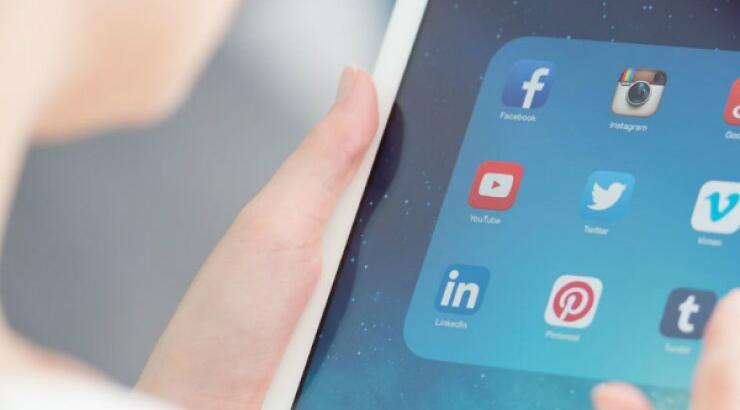 Πιο πολλοί άνθρωποι θέλουν να "κόψουν" τα social media παρά το κάπνισμα το 2017!