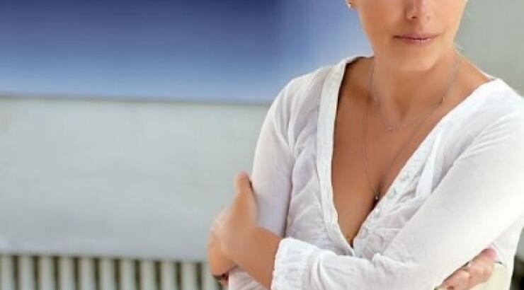 Δανάη Στράτου: Φωτογραφίζεται στο σπίτι της στην Αίγινα