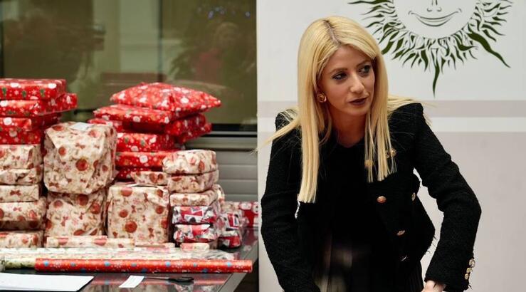 Η Αννίτα Δημητρίου τύλιξε χριστουγεννιάτικα δώρα στη Βουλή και ο λόγος συγκινεί 