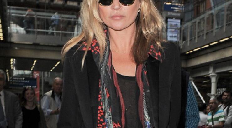 H Kate Moss μας δείχνει το πιο άνετο trend στα παπούτσια