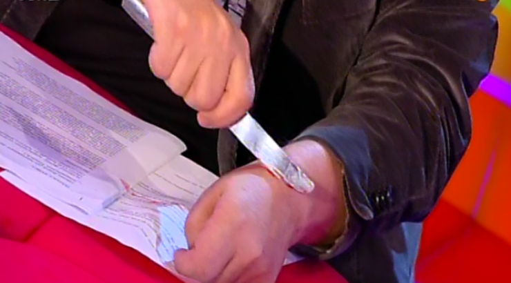 Ο Θέμος έκοψε τις φλέβες του για την Πάολα on camera!