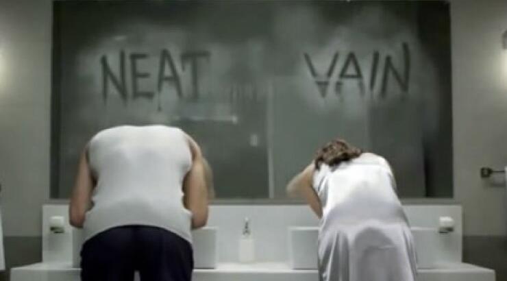 Ταμπέλες εναντίον γυναικών [βίντεο]