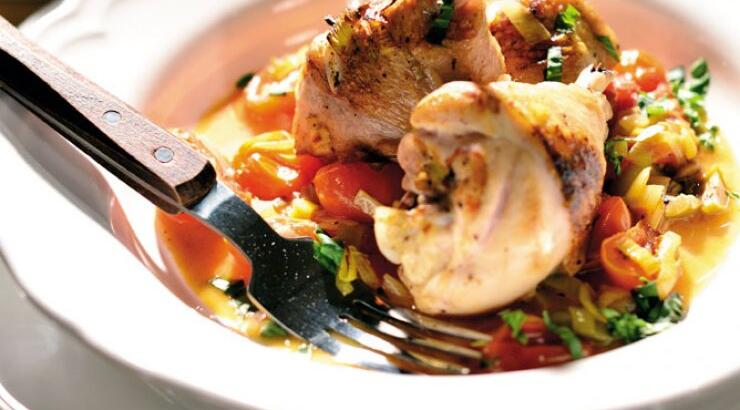 Μπουτάκια κοτόπουλου στο φούρνο µε ελιές και τοµατίνια