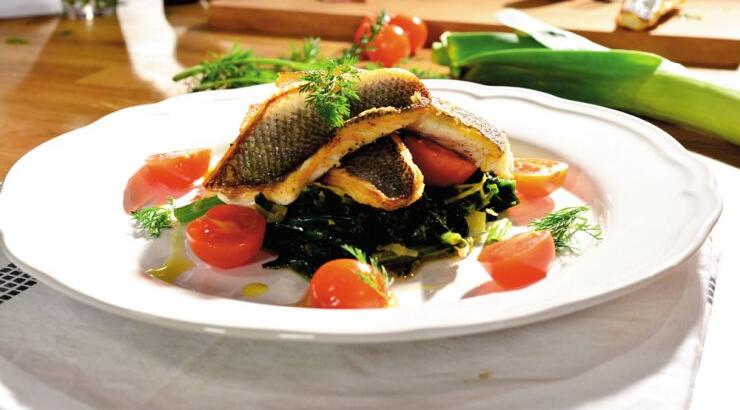 Φιλέτο λαυράκι µε σοταρισµένα λαχανικά, σπανάκι και άνηθο