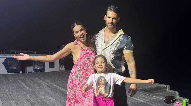 Ελένη Χατζίδου: Έκανε καραόκε με την 6χρονη κόρη της στις Μαλδίβες [βίντεο]