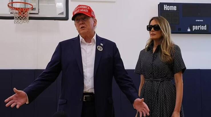 Melania Trump: Πήγε να ψηφίσει με μεγάλα μαύρα γυαλιά στο πλευρό του συζύγου της [εικόνες]