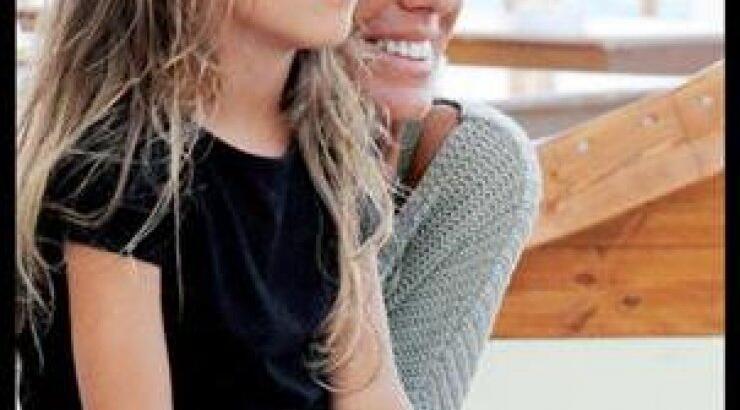 Η κόρη και η σύντροφος του τραγουδιστή τον παρακολουθούν να κάνει πρόβα