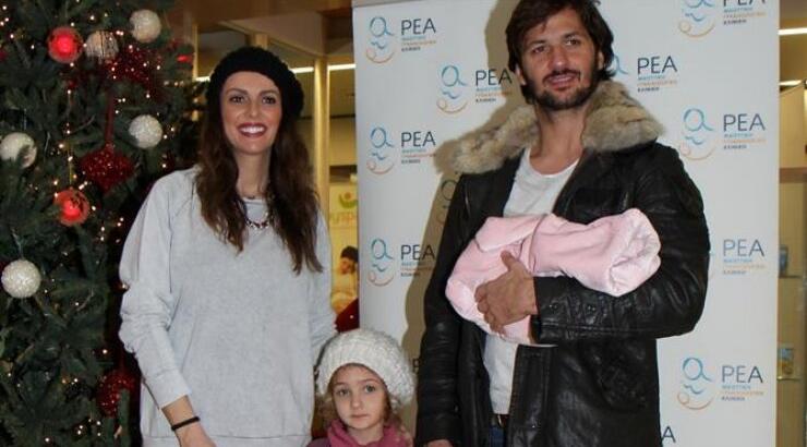 Μπέτυ Μαγγίρα - Δημήτρης Μάζης: Βγήκαν από το μαιευτήριο αγκαλιά με τη νεογέννητη κόρη τους