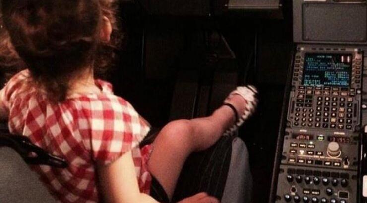 H κόρη της Ελληνίδας παρουσιάστριας πιλοτάρει!