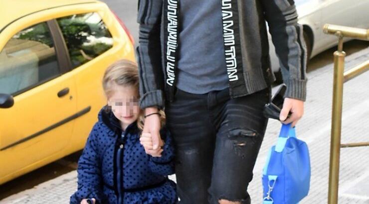 Δείτε το πρωτότυπο δέντρο που στόλισε ο Γιάννης Τσιμιτσέλης μαζί με την κόρη του