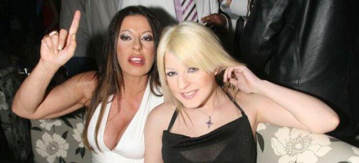 Η απόλυτη μεταμόρφωση: Η ξανθιά σέξι κόρη της Αντζελας Δημητρίου είναι πια σοφιστικέ και σεμνή [εικόνες]