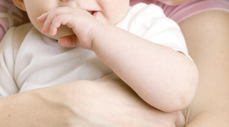  7 τρόποι για να σταματήσει το παιδί να πιπιλάει το δάχτυλό του