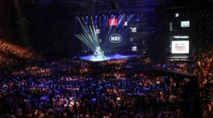 ΣΟΚ: Ηλικιωμένος παρενοχλούσε μικρά κορίτσια στα βραβεία MAD