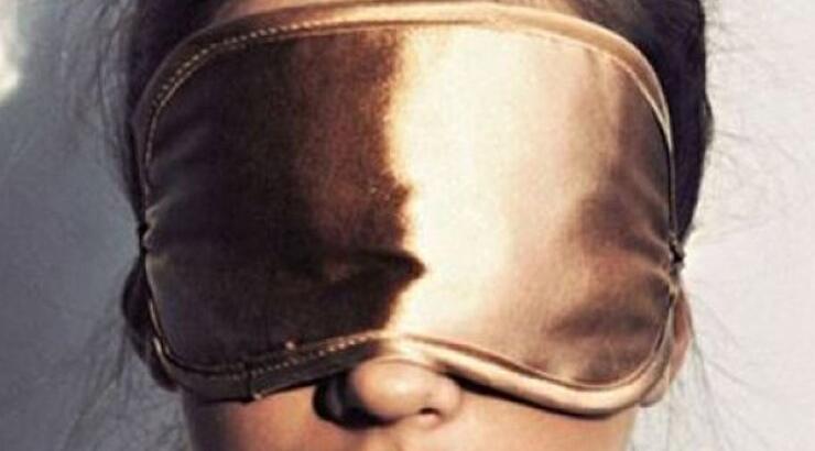 Ξυπνήσατε με πρησμένα μάτια; Αυτή η μάσκα ματιών θα σας σώσει!