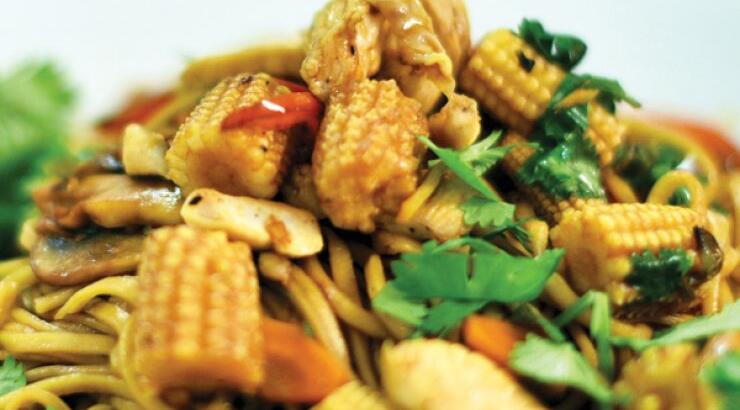 Noodles με κοτόπουλο και λαχανικά 