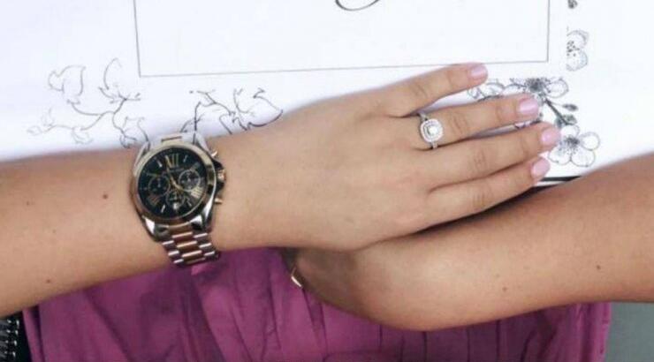 Επώνυμη Κύπρια μας έδειξε το υπέροχο μονόπετρό της!