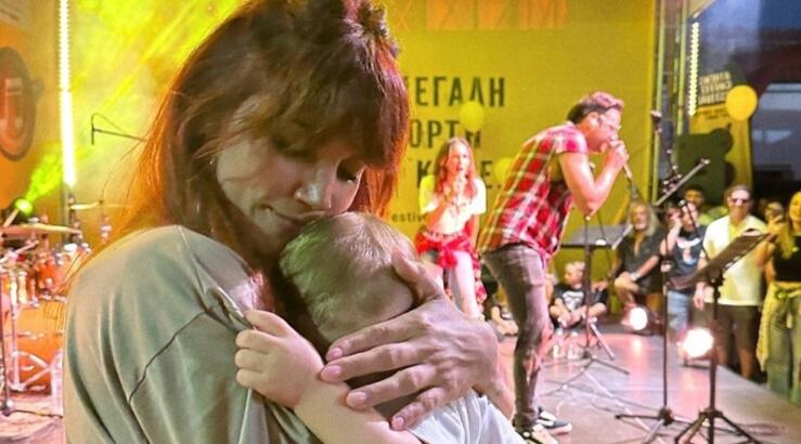 Μαίρη Συνατσάκη: Μας έδειξε πώς τη φωτογράφησε ο πατέρας της μαζί με την κόρη της [εικόνα]