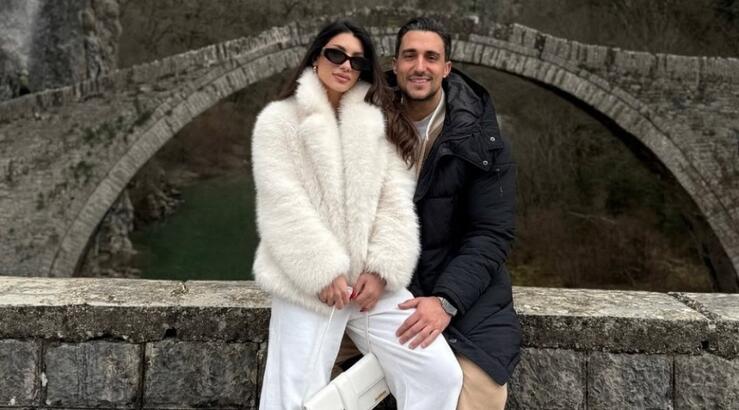 Σάκης Κατσούλης: Χαϊδεύει τρυφερά τη φουσκωμένη κοιλίτσα της Μαριαλένας Ρουμελιώτη [εικόνα]