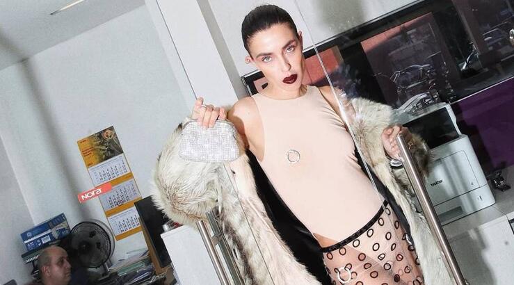 Άντρια Αλετράρη: Επιλέγει τη must have τσάντα της σεζόν