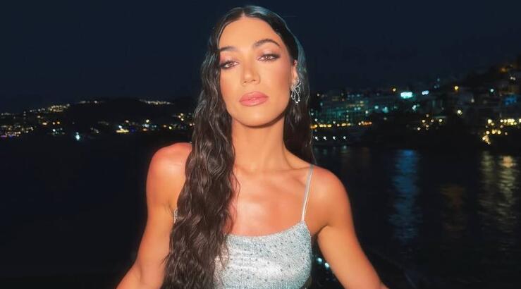 Ήβη Αδάμου: Επέλεξε το πιο κομψό και διαχρονικό beach cover up