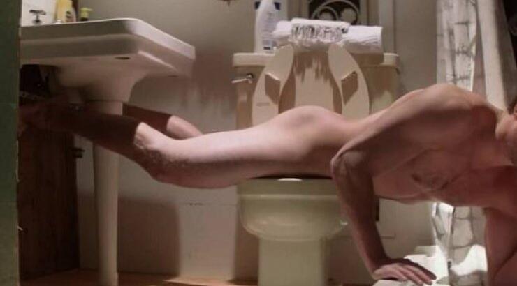 Πασίγνωστος πρωταγωνιστής ολόγυμνος στο μπάνιο του!
