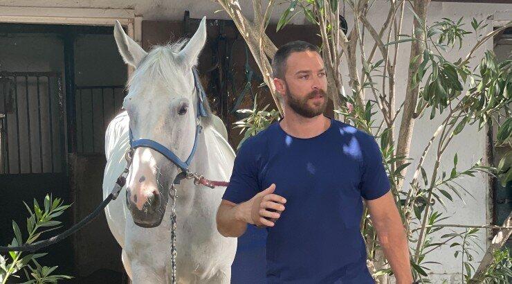 Στέφανος Μιχαήλ: Λίγες ώρες πριν την πρεμιέρα της “Άγριας Γης” μιλάει για τη σειρά που πρωταγωνιστεί 