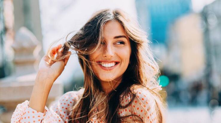 Πώς να δώσεις όγκο στα λεπτά μαλλιά με τα σωστά χτενίσματα