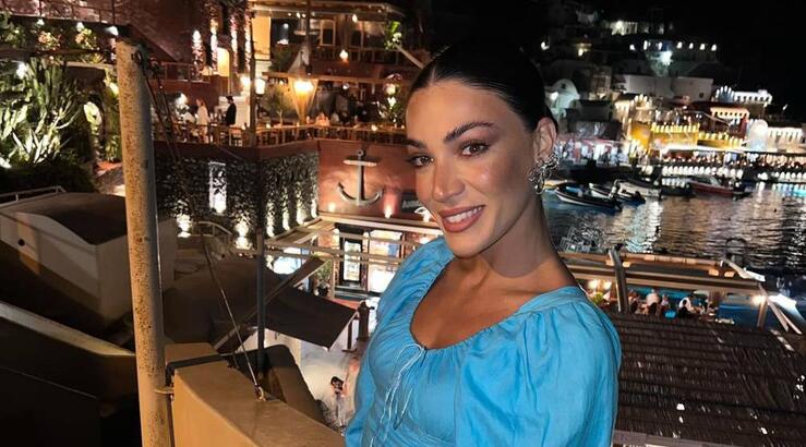 Ήβη Αδάμου: Ποζάρει με τον Μιχάλη Κουινέλη στην καλντέρα στη Σαντορίνη [εικόνα]