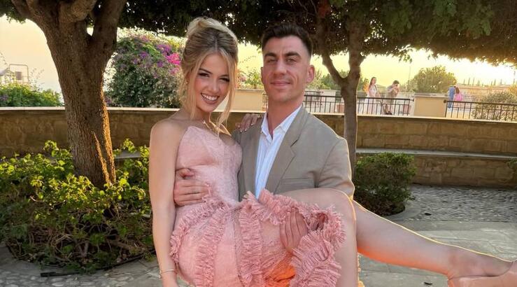 Στυλιάνα Αβερκίου: Τα ρομαντικά στιγμιότυπα με τον Φειδία της στον γάμο της αδερφής της [εικόνες]