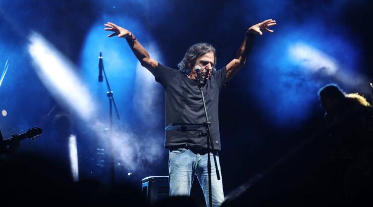 Βασίλης Παπακωνσταντίνου: Με πατερίτσες στη σκηνή στη χθεσινή του συναυλία [εικόνες]