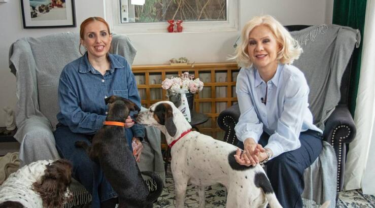 Βίβιαν Κανάρη: Μας περιγράφει τη ζωή με τέσσερα σκυλάκια στο σπίτι [βίντεο]