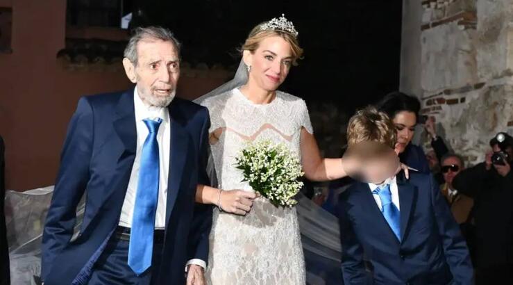 Χρυσή Βαρδινογιάννη: Το εκθαμβωτικό bridal look της – Η τιάρα από τη συλλογή της βασιλικής οικογένειας