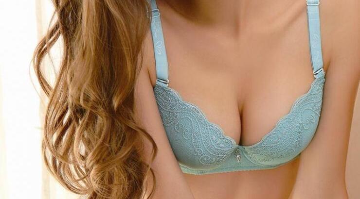 Οσο πιο όμορφη είναι μια γυναίκα, τόσο περισσότερο σεξ κάνει με το σύντροφό της