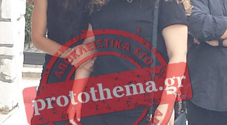 Υποβασταζόμενη η τελευταία σύντροφος του Βαρδή στην κηδεία του