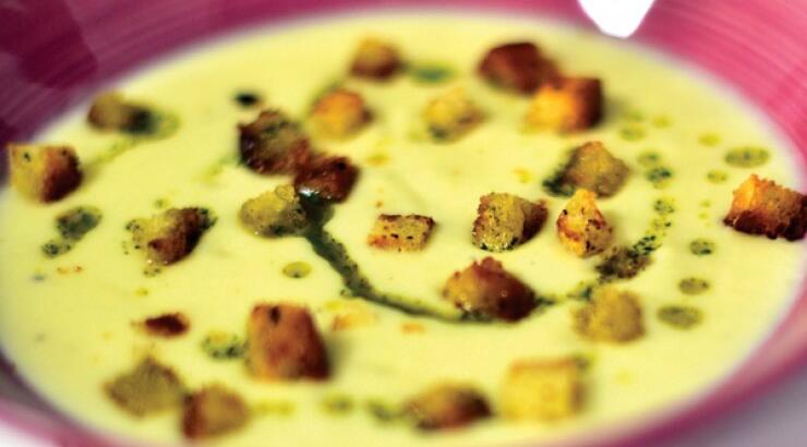 Βελουτέ κουνιπίδι με κρουτόν σκόρδου και λάδι δυόσμου