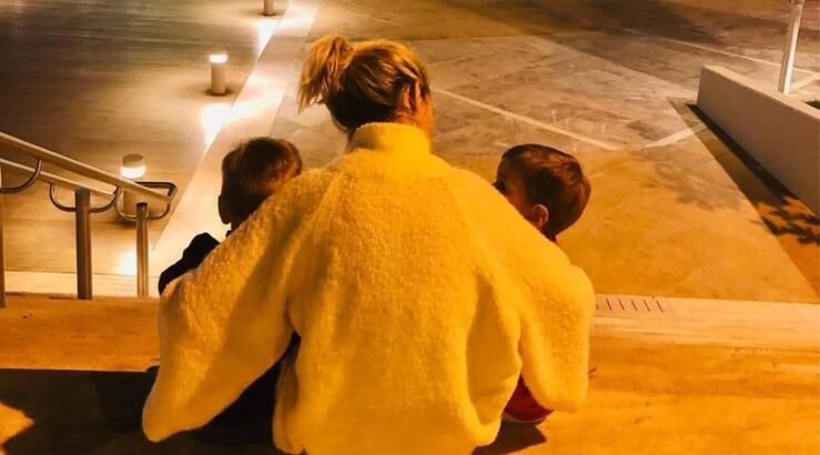 Ελληνίδα ηθοποιός αποκάλυψε την εγκυμοσύνη της σε δημόσια εμφάνισή της [εικόνες]