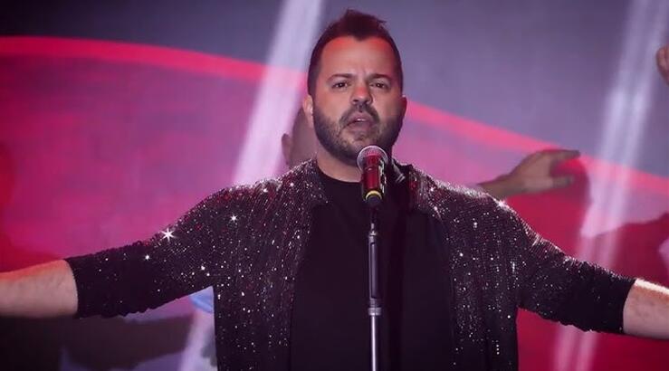 Νίκος Απέργης: Εκτοξεύθηκε στις τάσεις η live εκτέλεση του «Πλανήτη Γη» - Τον αποθέωσαν για την ερμηνεία του