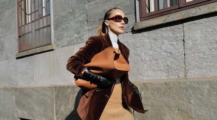 Ο διαφορετικός τρόπος που κρατούν τις τσάντες οι style experts αυτή την περίοδο