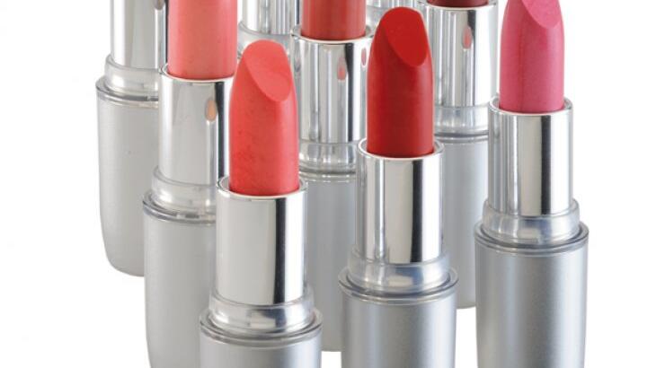 Ενυδατικό κραγιόν: Με κερί μέλισσας, βιταμίνες C και Ε και φίλτρα UV