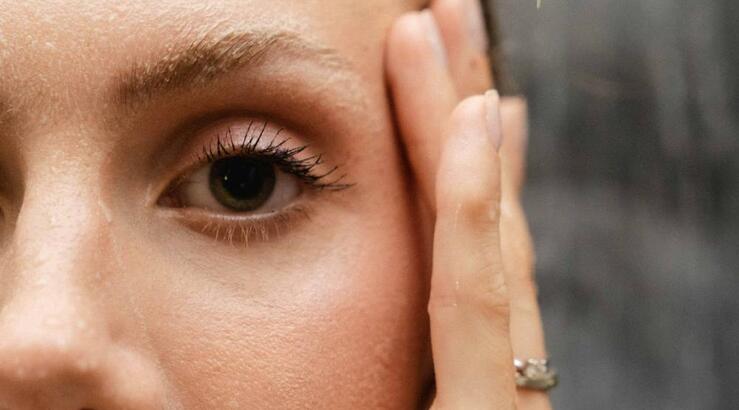 Καθαρή και λαμπερή επιδερμίδα καθημερινά: Η ρουτίνα που περιορίζει μαύρα στίγματα και ατέλειες