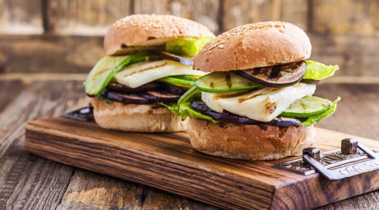 Burger λαχανικών με χαλλούμι