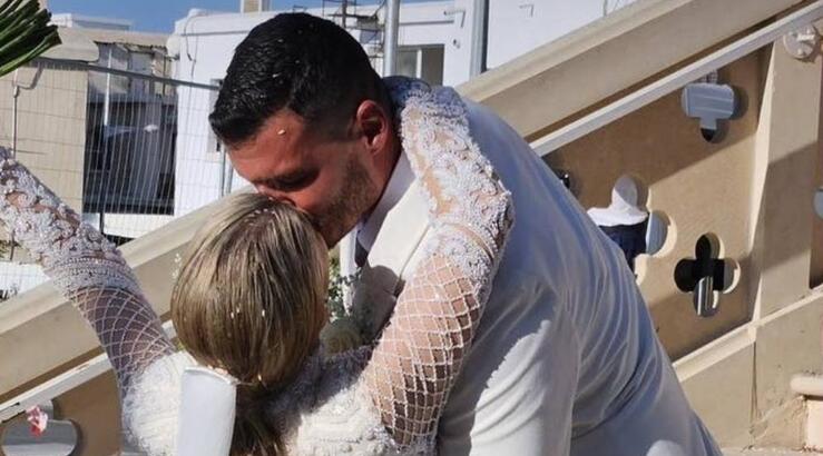 Κύπρια ηθοποιός ανέβηκε τα σκαλιά της εκκλησίας [εικόνες]