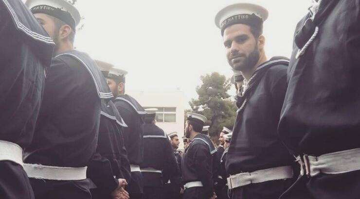 Συγκινημένη επώνυμη Κύπρια στην ορκωμοσία του γιου της στο Ναυτικό